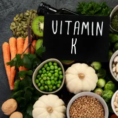 Witaj w świecie witaminy K! Na zdjęciu marchew, groszek, brukselka, fasola, kiwi, pestki dyni, orzechy i ziarna.