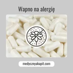 Białe kapsułki, symbol przekreślonego kwiatka i napis "Wapno na alergie" sugerują pomoc w walce z sezonowymi dolegliwościami.