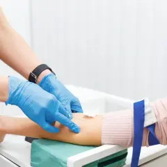Podwyższony poziom limfocytów – co oznacza, przyczyny i kiedy to groźne?