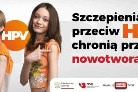 Dzieci z plastrami po szczepieniu przeciw HPV. Kampania informacyjna o ochronie przed nowotworami.