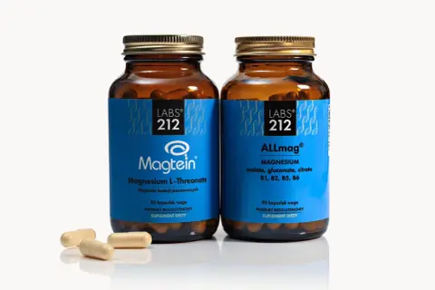 Dwie butelki suplementów diety z magnezem: Magtein (magnesium L-Threonate) i ALLmag. Obok leżą trzy kapsułki.