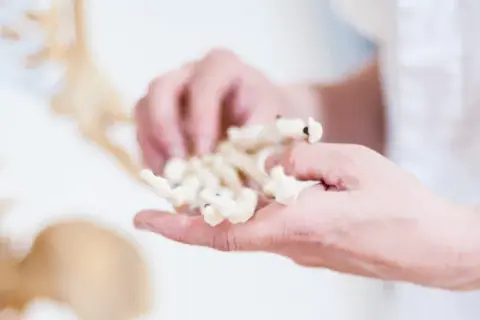 Osteoporoza: do jakiego lekarza się udać i jak uniknąć powikłań?