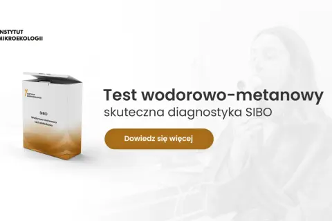 Test wodorowo-metanowy do diagnostyki SIBO. Kobieta wykonuje badanie oddechowe.