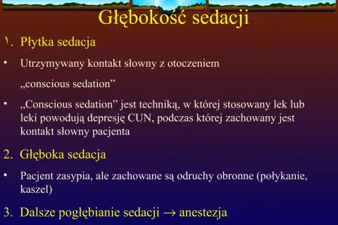 Prezentacja o głębokości sedacji. Wymieniono płytką sedację, gdzie pacjent utrzymuje kontakt słowny, oraz głęboką sedację, gdzie odruchy obronne są zachowane. Wspomniano o lekach, np. midazolam, które mogą wpływać na depresję CUN.