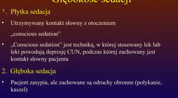 Prezentacja o głębokości sedacji. Wymieniono płytką sedację, gdzie pacjent utrzymuje kontakt słowny, oraz głęboką sedację, gdzie odruchy obronne są zachowane. Wspomniano o lekach, np. midazolam, które mogą wpływać na depresję CUN.