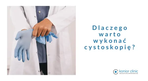 Lekarz zakłada rękawiczki przed zabiegiem cystoskopii. Dowiedz się, dlaczego warto wykonać cystoskopię.